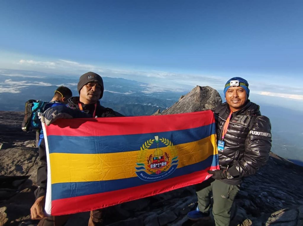 SERAMAI 12 ORANG KAKITANGAN MBAS TAWAN GUNUNG KINABALU