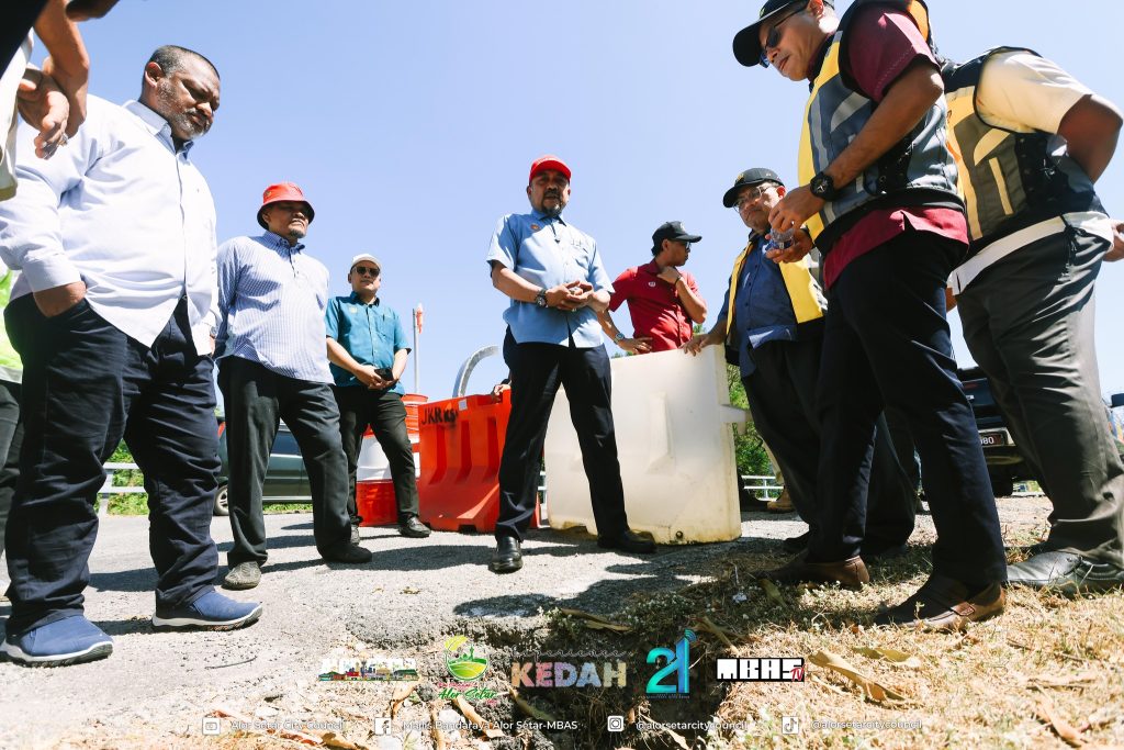 DATUK BANDAR ALOR SETAR MENINJAU ADUAN KEROSAKAN JALAN DI JALAN TOK PASAI, KUALA KEDAH