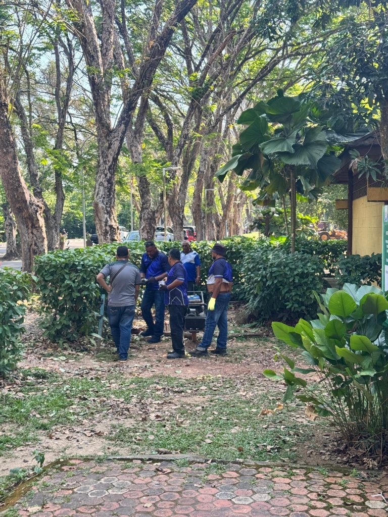 KERJA-KERJA PEMBERSIHAN DAN PEMANGKASAN DAHAN POKOK OLEH MAJLIS BANDARAYA ALOR SETAR