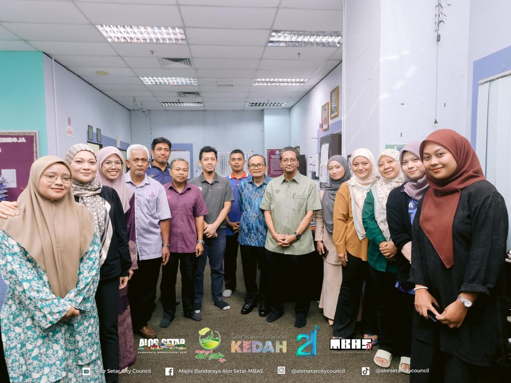 MBAS BERI SUMBANGAN BANTUAN AIDILFITRI KEPADA 200 KAKITANGAN