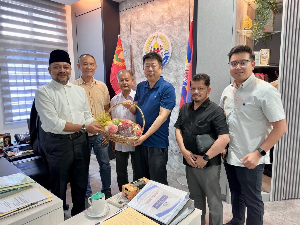 KUNJUNGAN HORMAT INDAH UTARA AUTO SDN BHD DAN ALOR SETAR LM BIKERS CLUB KE ATAS DATUK BANDAR ALOR SETAR