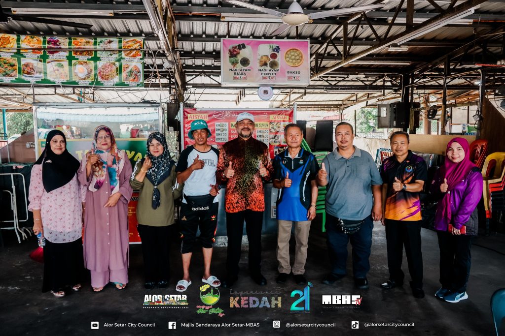 PENIAGA MEDAN SELERA SIMPANG KUALA TUTUP PERNIAGAAN SATU HARI, BERGOTONG-ROYONG MEMBERSIHKAN TEMPAT PERNIAGAAN | AMALAN YANG PERLU DICONTOHI