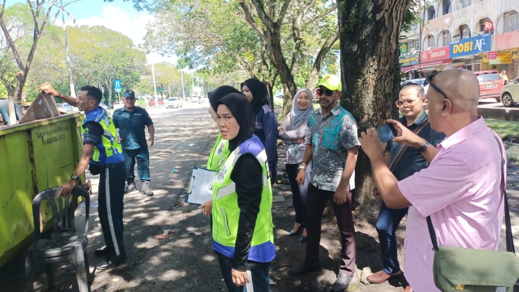 OPERASI SITAAN DAN PEMBERSIHAN BARANG NIAGA DI BAHU JALAN