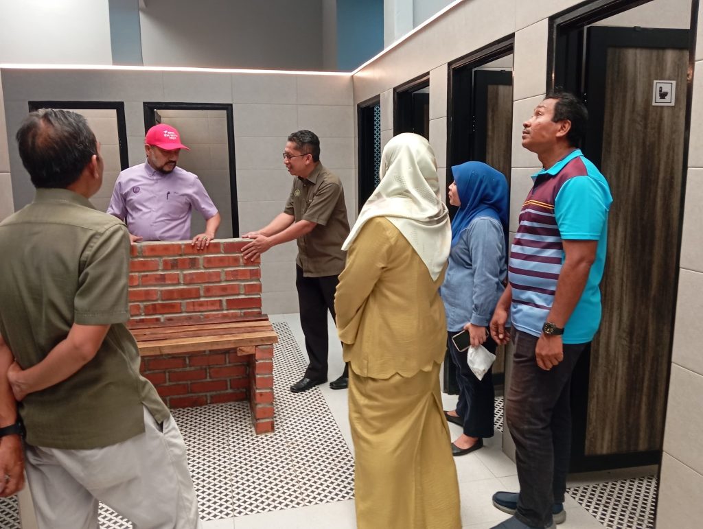 DATUK BANDAR ALOR SETAR TINJAU KERJA-KERJA NAIK TARAF TANDAS AWAM DI KOLAM RENANG MBAS