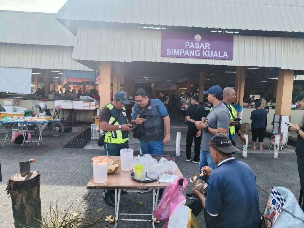 OPERASI PEMERIKSAAN LESEN DAN KEBERSIHAN PENIAGA PASAR PAGI SIMPANG KUALA, ALOR SETAR