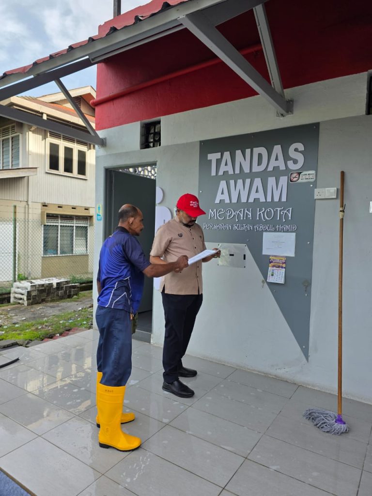 DATUK BANDAR ALOR SETAR TINJAU KEADAAN TANDAS AWAM MEDAN KOTA, PERSIARAN SULTAN ABDUL HAMID, ALOR SETAR