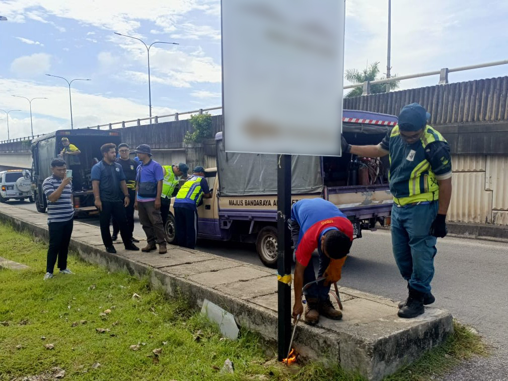 MBAS LAKSANA OPERASI BERSEPADU ROBOH PAPAN IKLAN TANPA LESEN DI JALAN ANAK BUKIT, ALOR SETAR