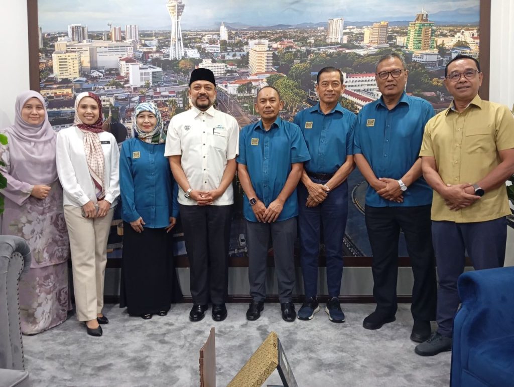 KUNJUNGAN HORMAT PERSATUAN JURUUKUR TANAH BERTAULIAH MALAYSIA (PEJUTA) KE ATAS DATUK BANDAR ALOR SETAR