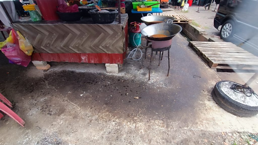 TAHAP KEBERSIHAN TAPAK PENJAJA MAKANAN KG BERJAYA, ALOR SETAR KURANG MEMUASKAN