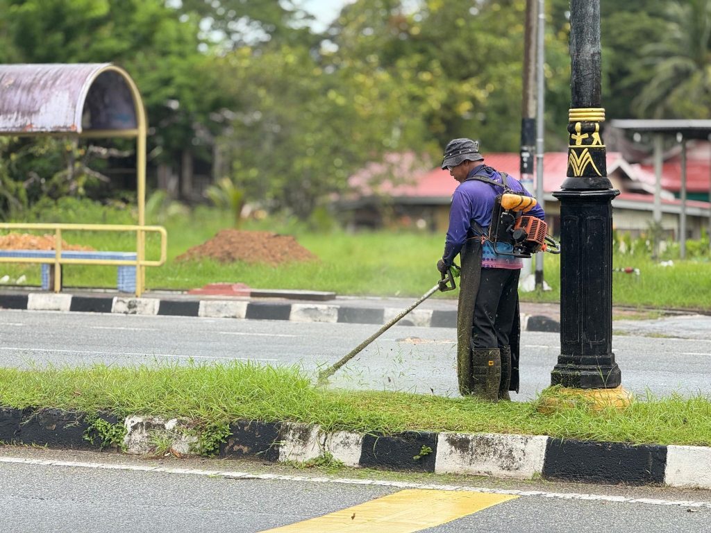 KERJA-KERJA PEMOTONGAN RUMPUT DI LEBUHRAYA DARUL AMAN, ALOR SETAR