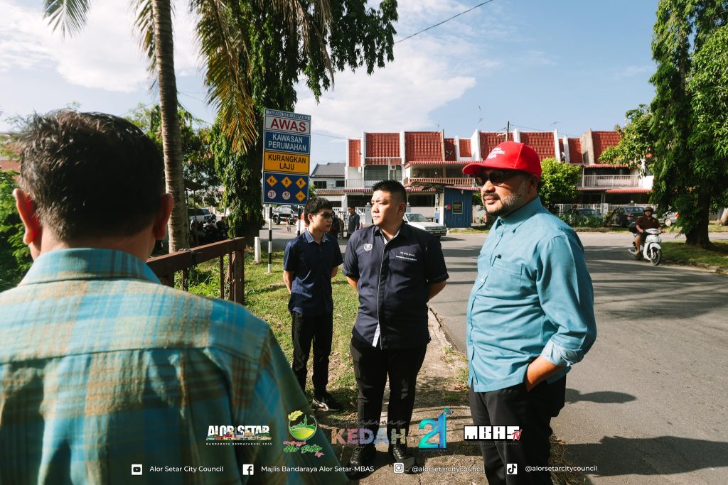 ISU BANJIR KILAT | KERJA-KERJA PEMBERSIHAN PARIT DI JALAN ISMAIL HASHIM DAN JALAN KILANG TEBU, ALOR SETAR