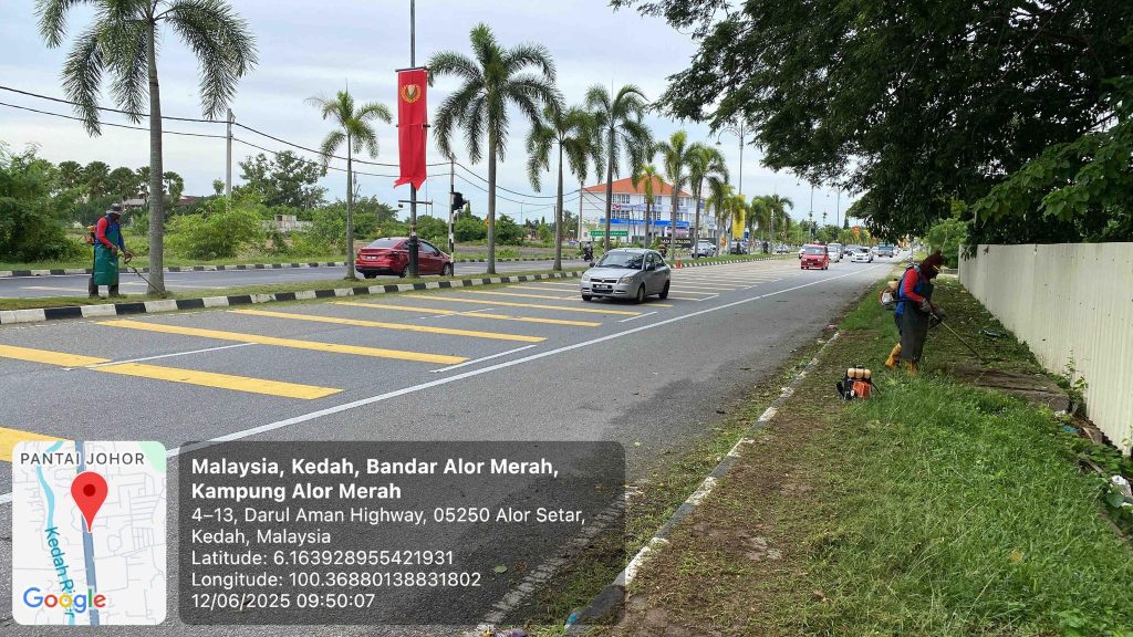 KERJA-KERJA PEMOTONGAN RUMPUT DI LEBUHRAYA DARUL AMAN, ALOR SETAR