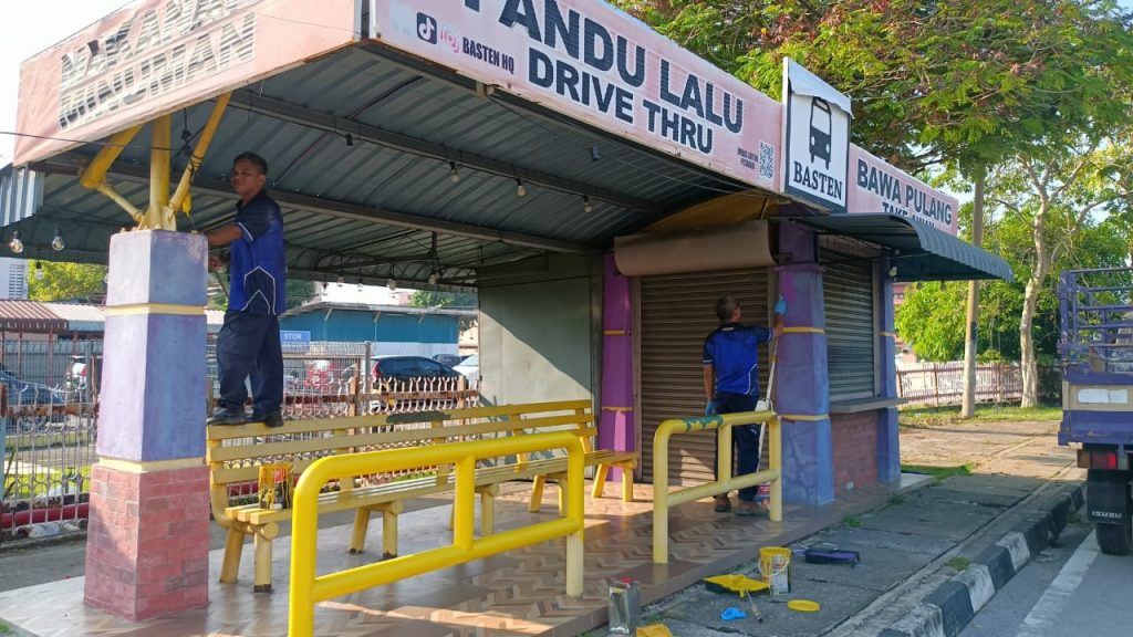 KERJA-KERJA MENGECAT SEMULA HENTIAN BAS DI JALAN PROTOKOL.