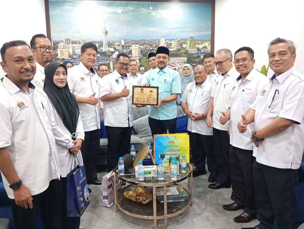 KUNJUNGAN HORMAT PEJABAT PENDIDIKAN DAERAH KOTA SETAR KE ATAS DATUK BANDAR ALOR SETAR