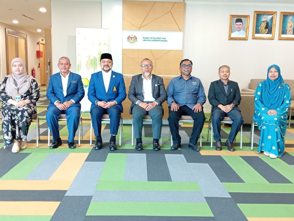 KUNJUNGAN HORMAT DATUK BANDAR ALOR SETAR KE ATAS KETUA PENGARAH JABATAN LANDSKAP NEGARA
