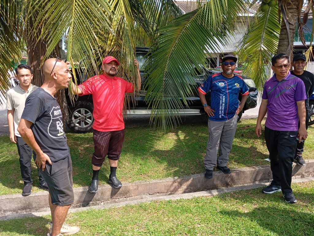 DATUK BANDAR ALOR SETAR TINJAU LONGKANG, JALAN DAN PADANG BOLA SEPAK DI TAMAN KENARI MERAH, ALOR SETAR