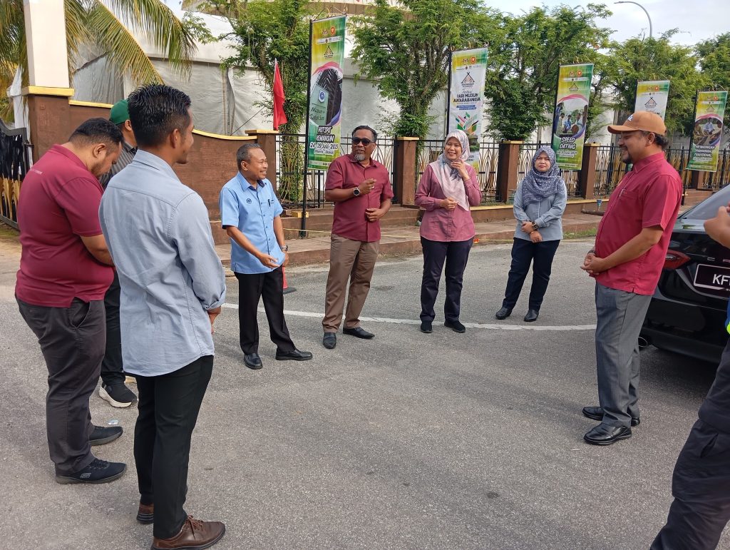 DATUK BANDAR ALOR SETAR MEMBUAT TINJAUN KEBERSIHAN DI KAWASAN JALAN GUNUNG KERIANG SEKITAR MUZIUM PADI, ALOR SETAR