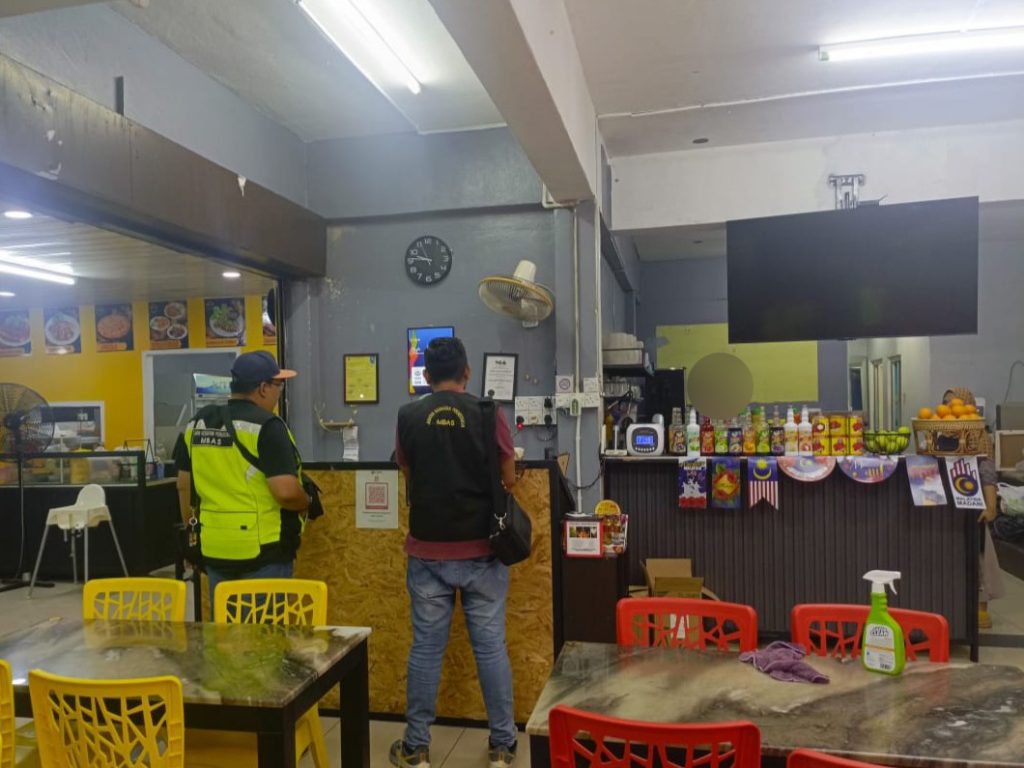 OPERASI BERSEPADU PEMERIKSAAN LESEN DAN KEBERSIHAN