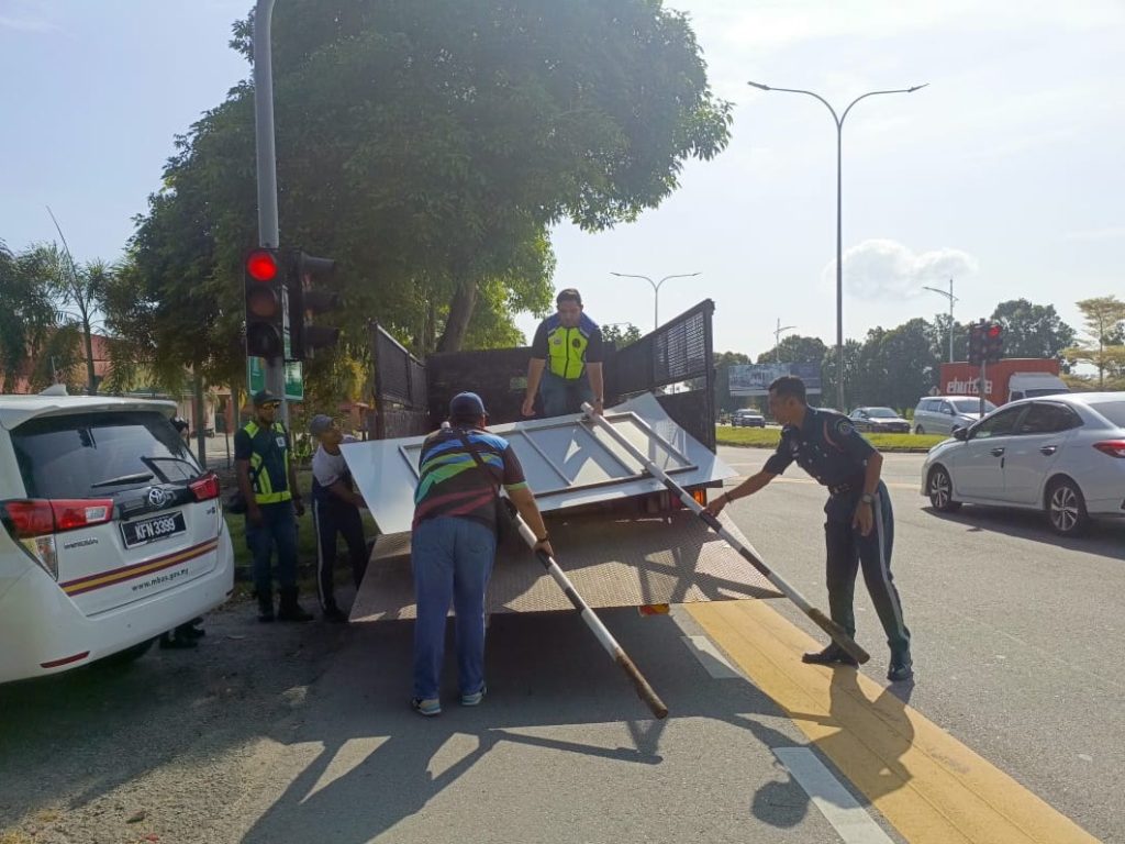 MBAS LAKSANA OPERASI BERSEPADU ROBOH PAPAN IKLAN TANPA KEBENARAN DI SEKITAR BANDAR RAYA ALOR SETAR