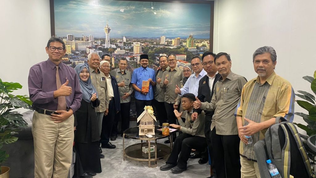 KUNJUNGAN HORMAT PERSATUAN SEJARAH MALAYSIA CAWANGAN KEDAH KE ATAS DATUK BANDAR ALOR SETAR