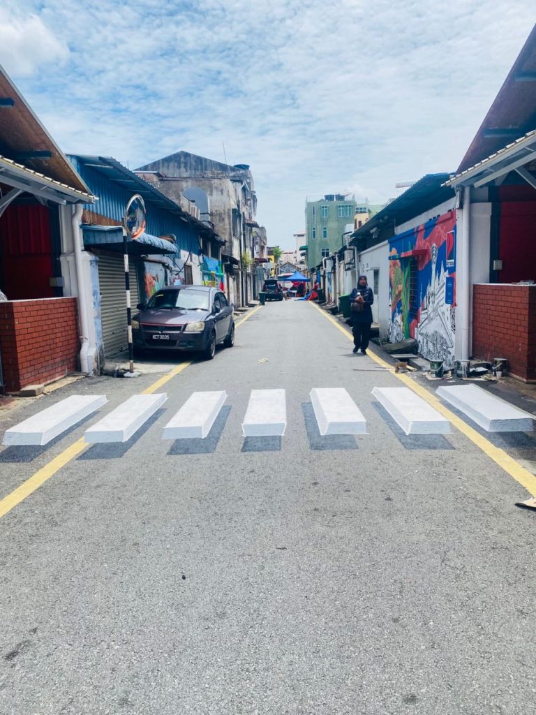 KERJA-KERJA MENGECAT LINTASAN LALUAN PEJALAN KAKI DI LORONG SEMPIT, ALOR SETAR.