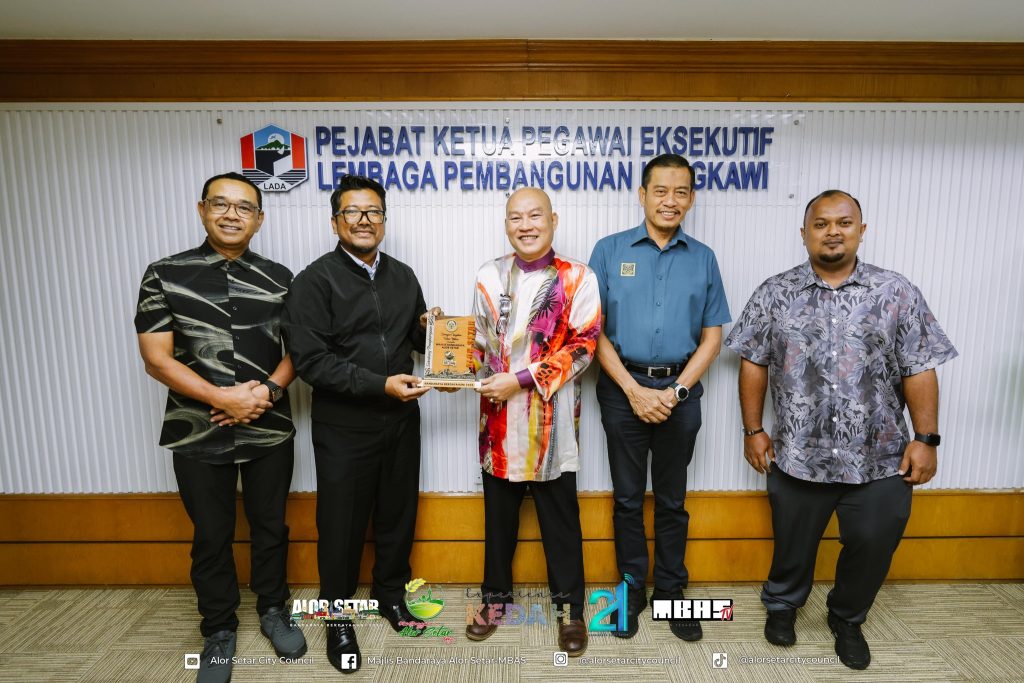 KUNJUNGAN HORMAT TUAN SETIAUSAHA MBAS KE ATAS KETUA PEGAWAI EKSEKUTIF LADA DAN YANG DIPERTUA MPLBP