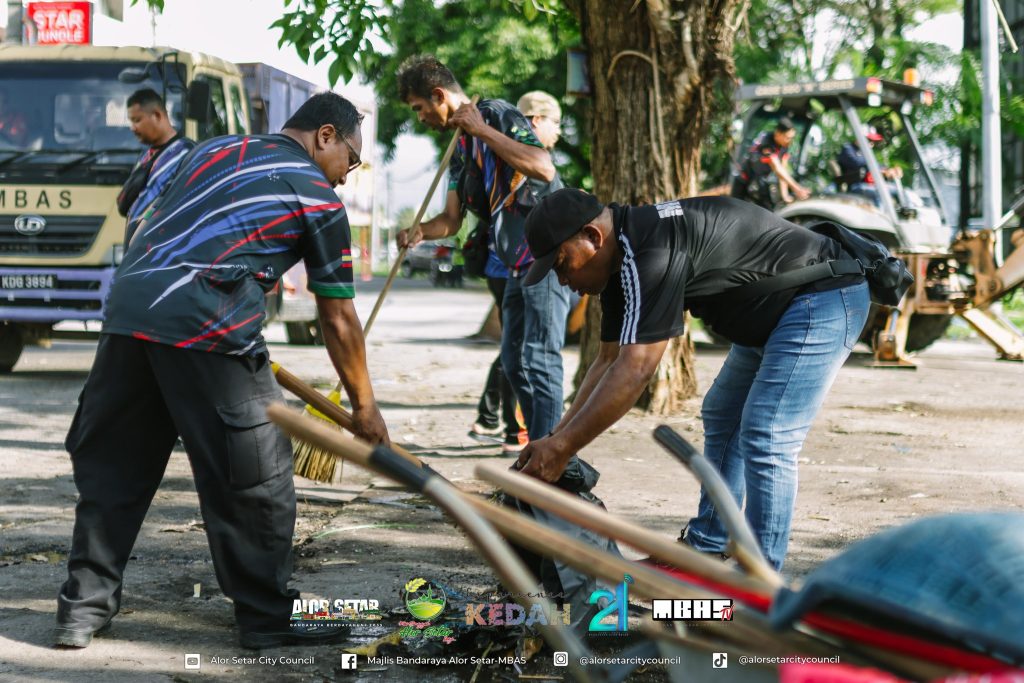 PROGRAM GOTONG-ROYONG “REZEKI SEKAMPUNG”, PEMBERSIHAN KAWASAN TAPAK PENJAJA BAGI PENYUSUNAN SEMULA PENJAJA-PENJAJA TANDOP