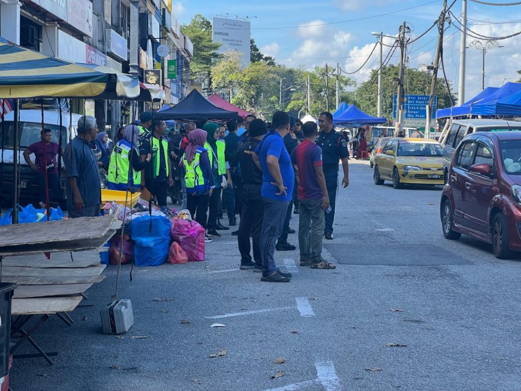 PEMANTAUAN PENIAGA PASAR MALAM TANDOP SELEPAS PELAKSANAAN PENYUSUNAN SEMULA PENIAGA