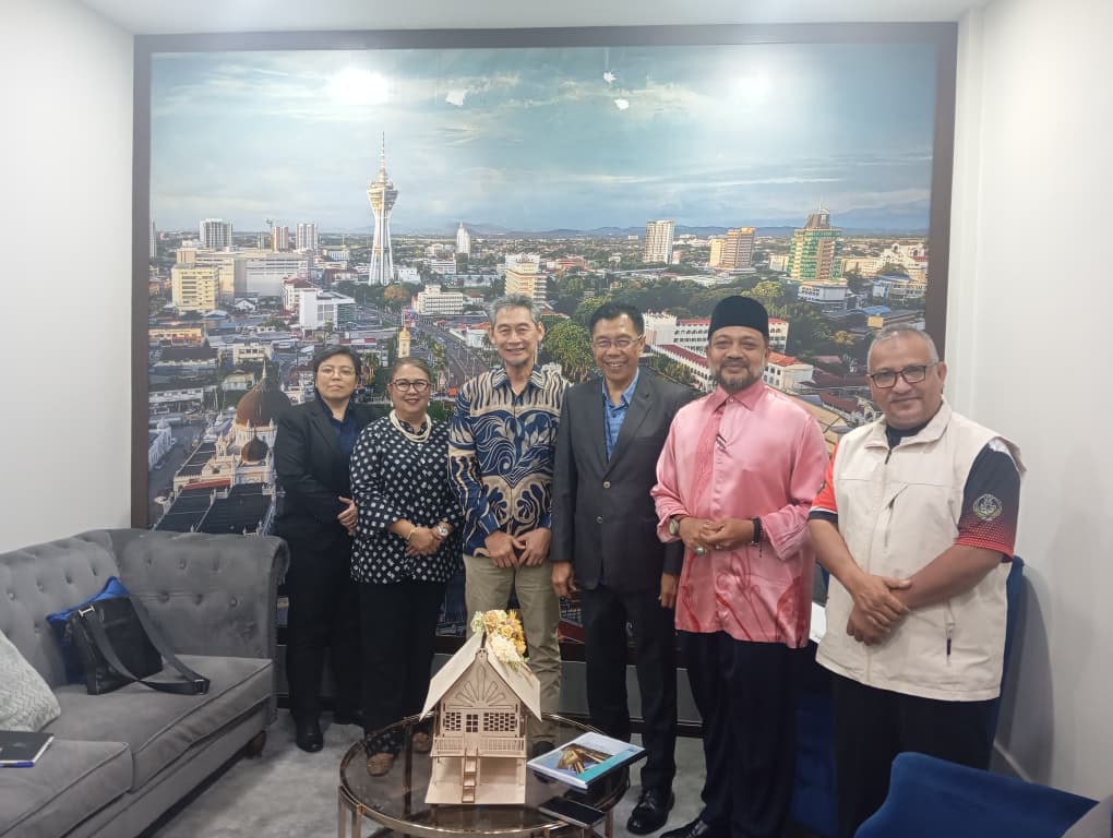 KUNJUNGAN HORMAT APEX PROPERTIES SDN BHD KE ATAS DATUK BANDAR ALOR SETAR