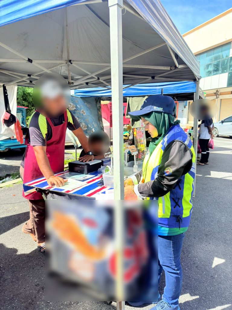 MBAS KELUAR 52 KOMPAUN DALAM OPS LESEN PENJAJA PASAR KARAT KAMPUNG BERJAYA