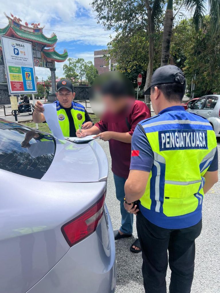 PENYERAHAN SAMAN TEMPAT LETAK KERETA KEPADA ORANG KENA SAMAN