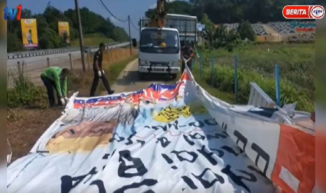 TANGGALKAN PAPAN IKLAN HARAM