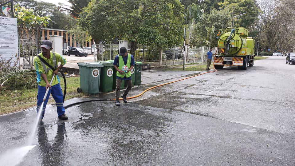 KETIDAKPATUHAN LORI KOMPAKTOR SAMPAH HINGGA MENYEBABKAN KEBOCORON SISA ‘LEACHATE’ DI JALAN AWAM