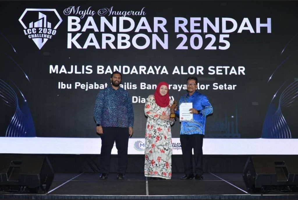 MAJLIS BANDARAYA ALOR SETAR TERIMA ANUGERAH BANDAR RENDAH KARBON