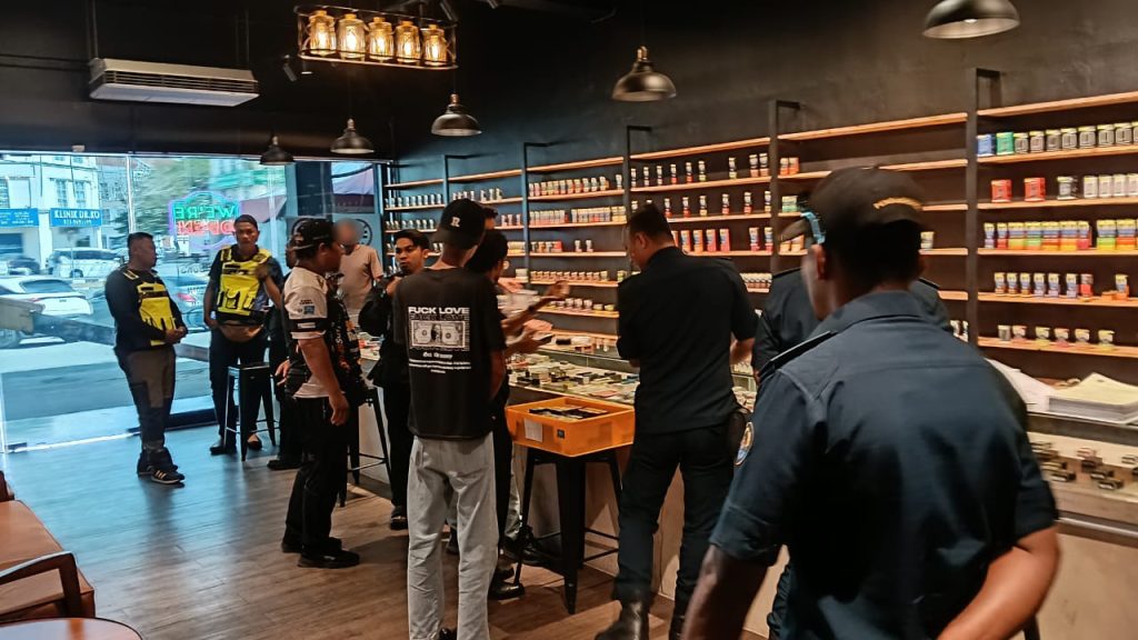 OPERASI BERSEPADU PREMIS VAPE | 7 KOMPAUN DIKELUARKAN DAN RIBUAN KOTAK CECAIR TIDAK BERDAFTAR DISITA