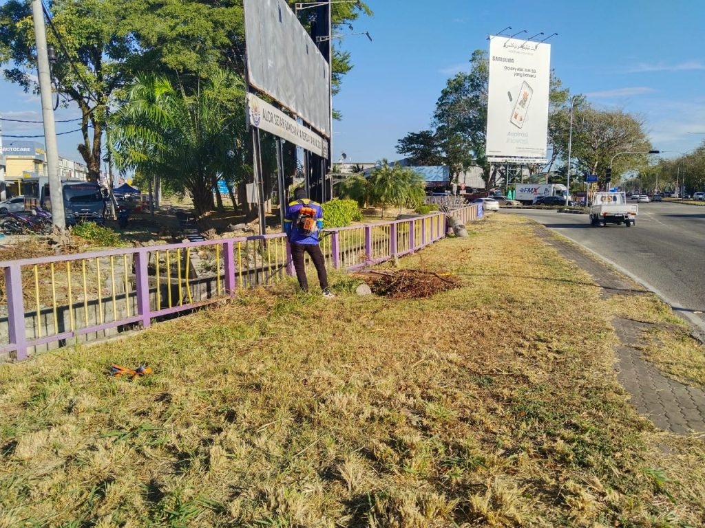 KERJA-KERJA PEMBERSIHAN TERUSAN WAN MAT SAMAN