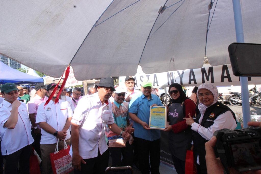 8 GERAI BAZAR RAMADAN STADIUM DARUL AMAN TERIMA SIJIL ANUGERAH GERAI BERSIH DAN SELAMAT 2026