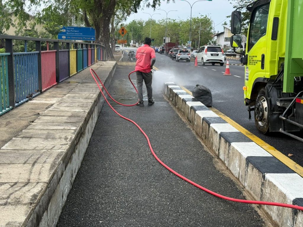 KOLABORASI MBAS DAN JKR MENCERIAKAN MEDIAN JALAN RAJA