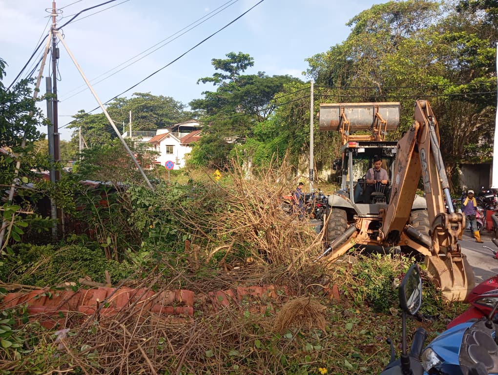 MBAS LAKSANA KERJA-KERJA PEMBERSIHAN DAN PENYELENGGARAAN POKOK DI SEKITAR STESEN KTMB ALOR SETAR