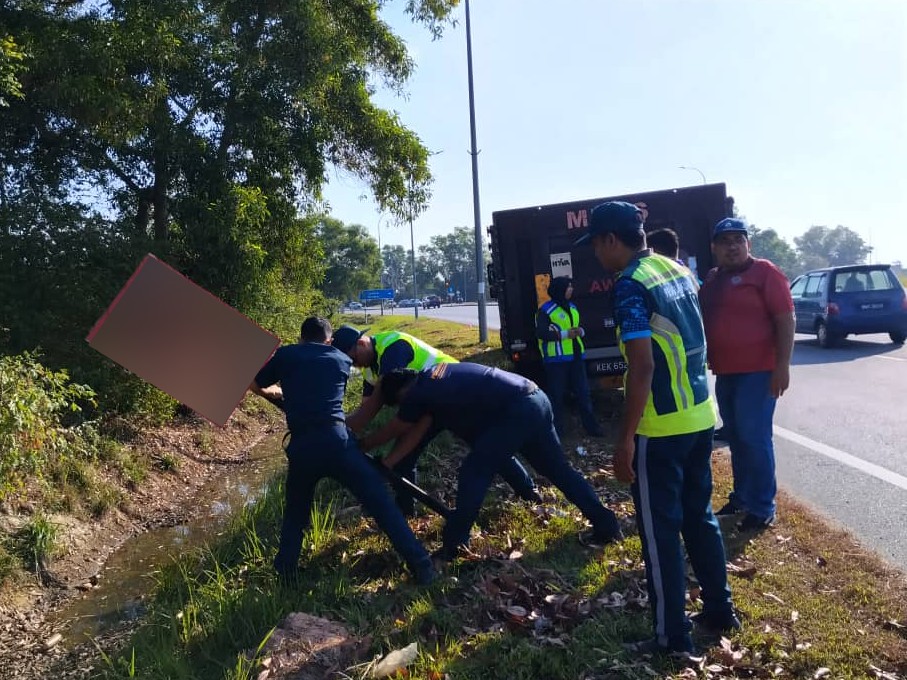 MBAS LAKSANA OPERASI BERSEPADU ROBOH PAPAN IKLAN TIDAK BERLESEN