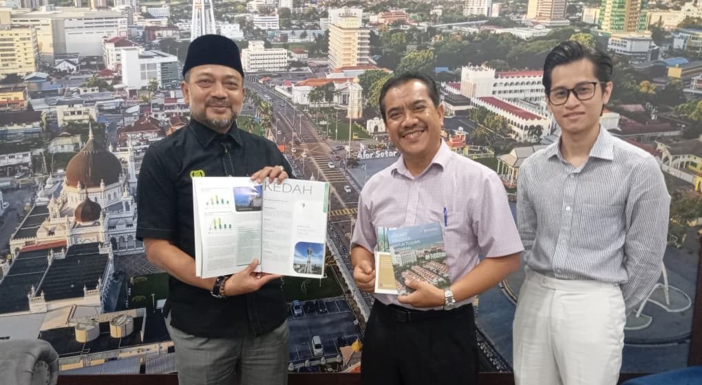 KUNJUNGAN HORMAT RAHIM & CO KE ATAS DATUK BANDAR ALOR SETAR