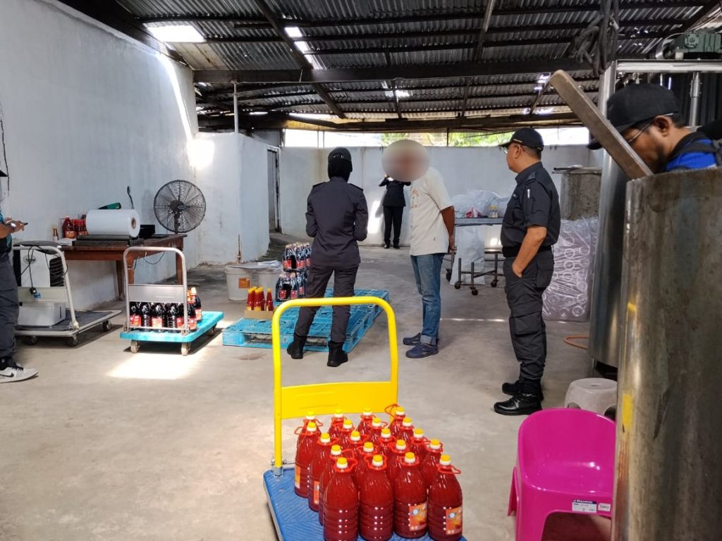 OPERASI BERSEPADU PREMIS MAKANAN | 20 KOMPAUN DIKELUARKAN ATAS PELBAGAI KESALAHAN, DUA PREMIS DIARAH TUTUP SERTA-MERTA, BARANGAN DISITA ISU HALAL