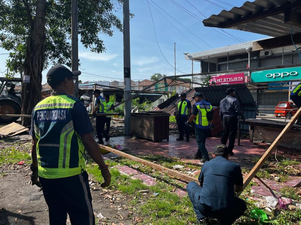 MBAS LAKSANA OPERASI MEROBOH DAN MENYITA HALANGAN DI HADAPAN BAZAR MARA PEKAN LANGGAR, ALOR SETAR.
