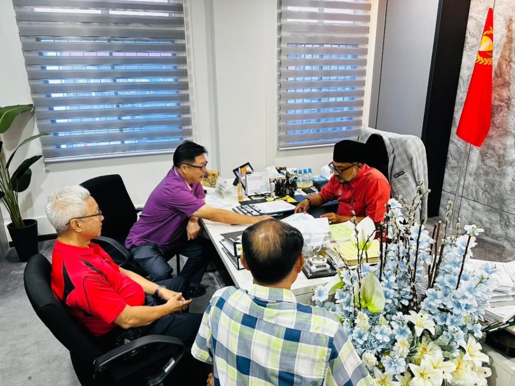 KUNJUNGAN HORMAT INDAH UTARA AUTO SDN BHD DAN ALOR SETAR LM BIKERS CLUB KE ATAS DATUK BANDAR ALOR SETAR