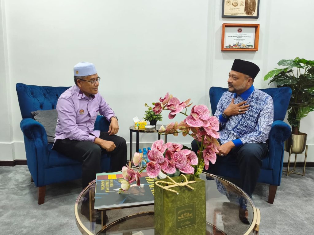 KUNJUNGAN HORMAT AHLI PARLIMEN KUALA KEDAH KE ATAS DATUK BANDAR ALOR SETAR