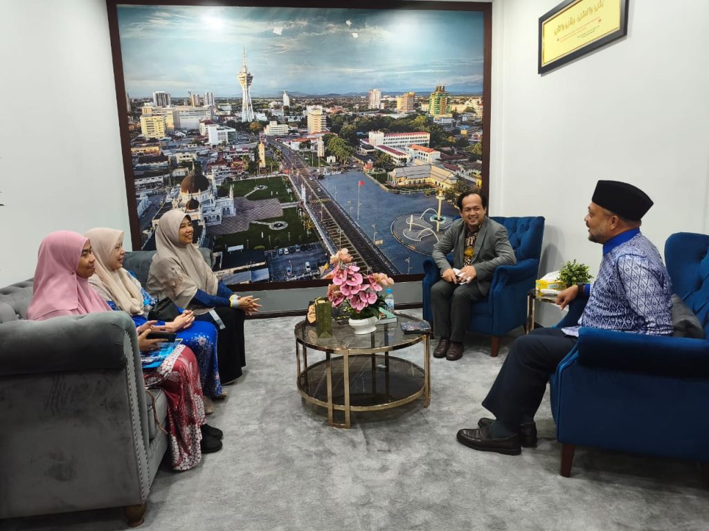 KUNJUNGAN HORMAT PIHAK UNIVERSITI UTARA MALAYSIA (UUM) KE ATAS DATUK BANDAR ALOR SETAR