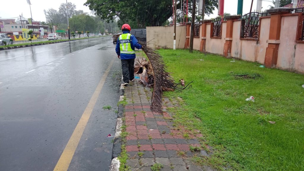 KERJA-KERJA PEMOTONGAN RUMPUT DI LEBUHRAYA DARUL AMAN, ALOR SETAR.