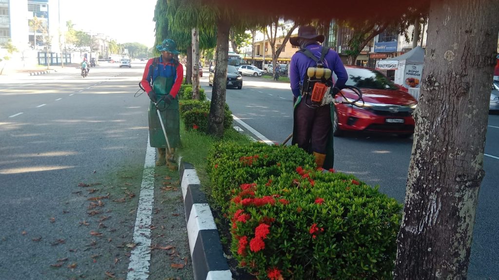 KERJA-KERJA PEMOTONGAN RUMPUT DI BEBERAPA JALAN TERLIBAT.