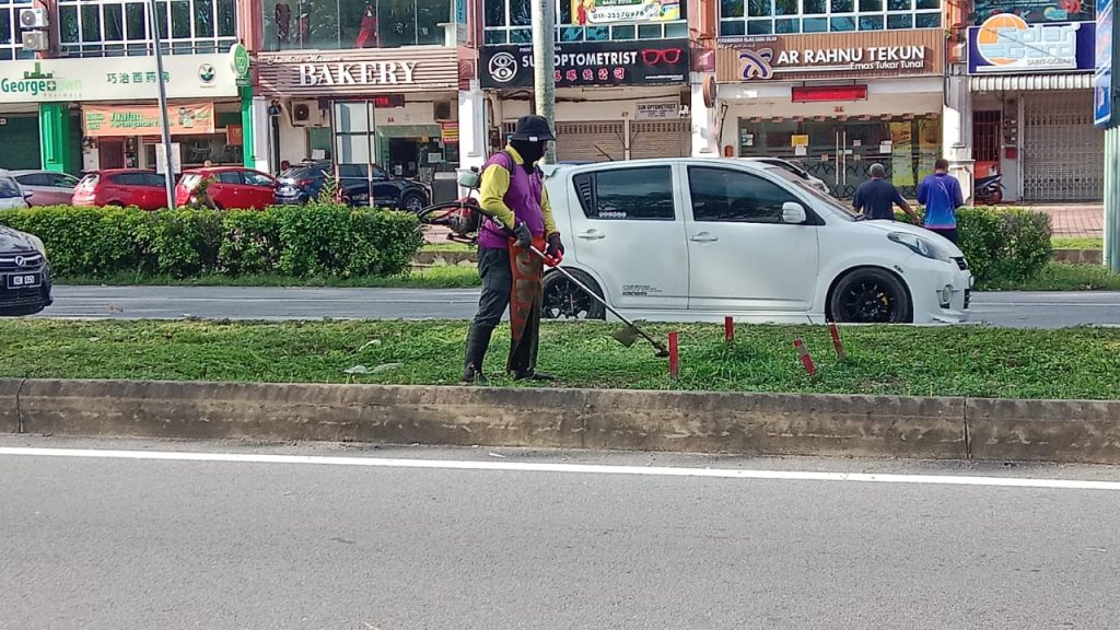 KERJA-KERJA PEMOTONGAN RUMPUT DI LEBUHRAYA SULTANAH BAHIYAH.