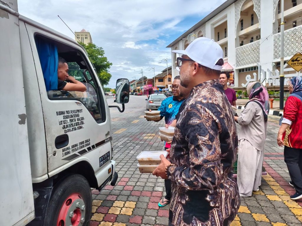 DATUK BANDAR ALOR SETAR HADIR PROGRAM EDARAN BUBUR ASYURA ANJURAN KOPERASI PEKAN RABU